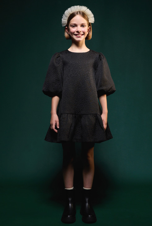 Schwarzes Kleid mit gebauschten Ärmeln für Mädchen 1