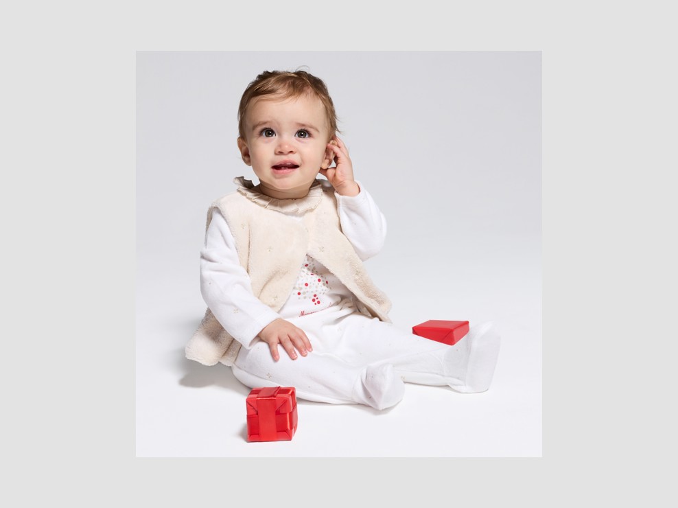 Weißer Strampler aus Samt und beige Weste für kleine Mädchen 1