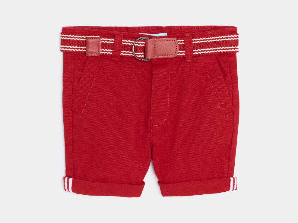 Rote Shorts mit Gürtel für kleine Jungen 1