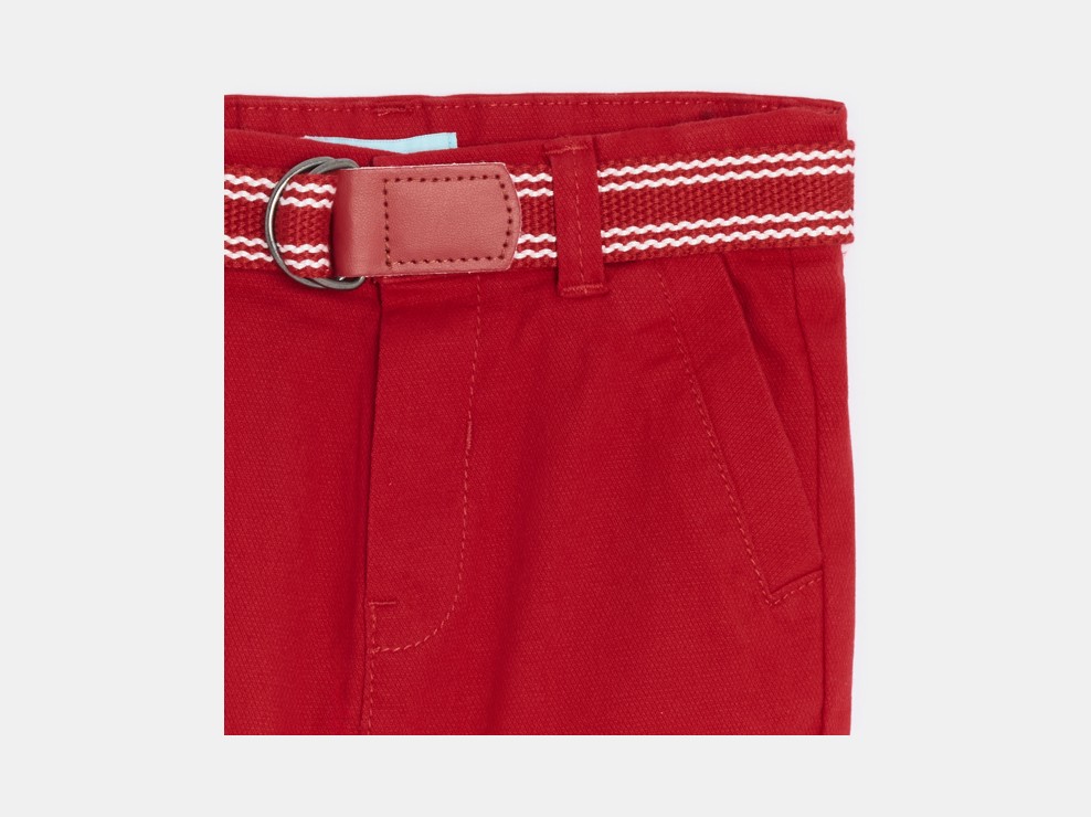 Rote Shorts mit Gürtel für kleine Jungen 2