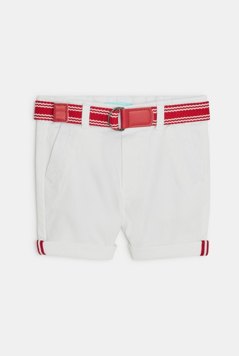 Weiße Shorts mit Gürtel für kleine Jungen 1