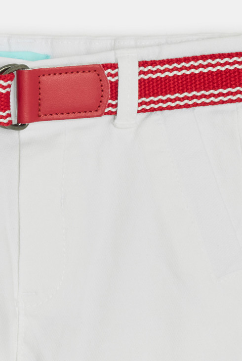 Weiße Shorts mit Gürtel für kleine Jungen 2