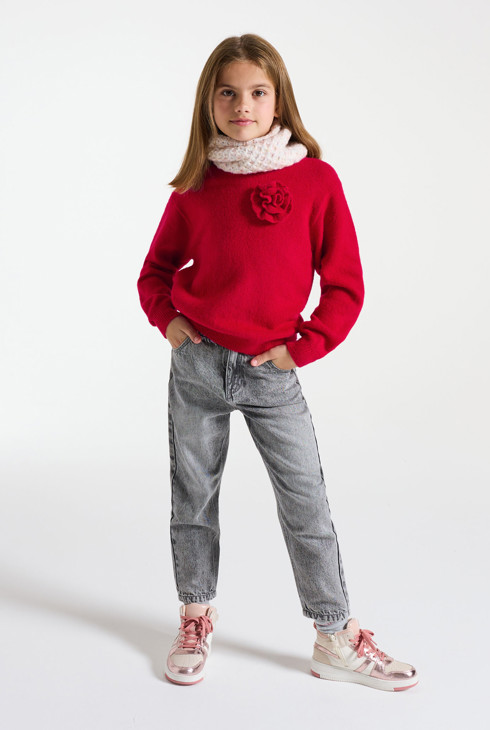 Roter Strickpullover Mädchen 1