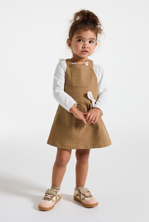 Braunes Latzkleid aus Twill und weißes T-Shirt, Baby, Mädchen 1