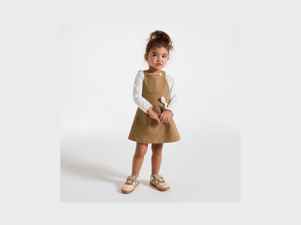 Braunes Latzkleid aus Twill und weißes T-Shirt, Baby, Mädchen 1