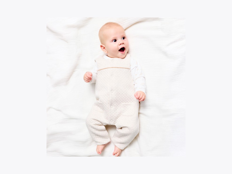 Komplet kombinezona in telovnika za dojenčka v bež barvi 1