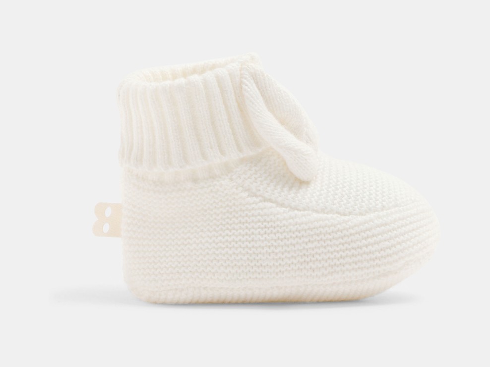 Pantofole nascita bianche con coniglio lavorate a maglia 1