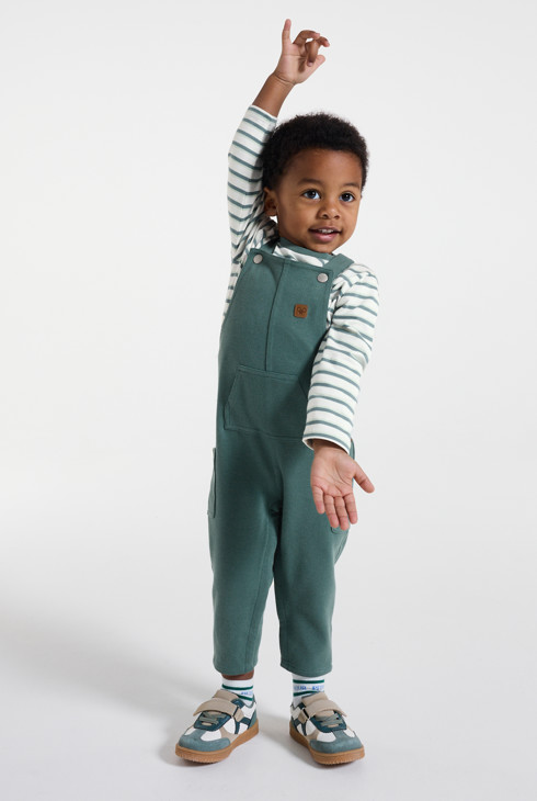 Lange Latzhose und T-Shirt gestreift Kleinkind Junge 1