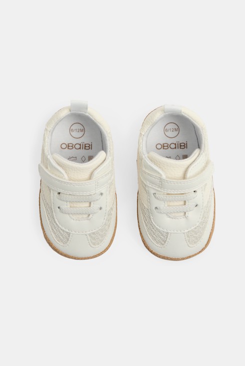 Weiße Turnschuhe Kleinkind 2