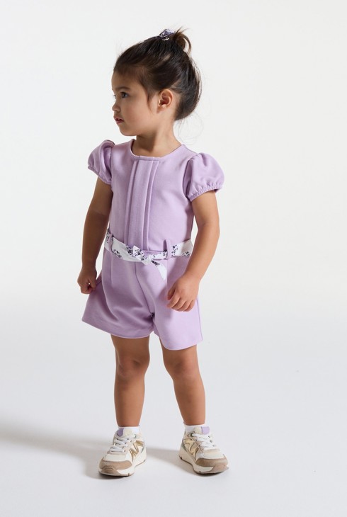 Kurzer Einteiler in Violett für kleine Mädchen 1