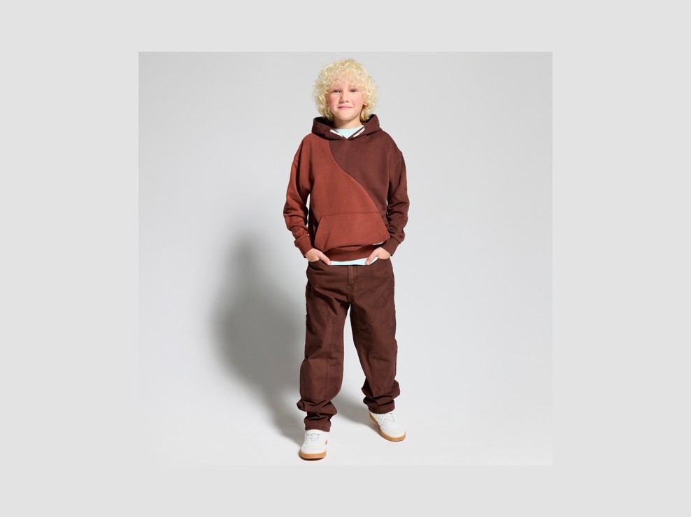 Bruine sweater met kap en colorblock voor jongens 1