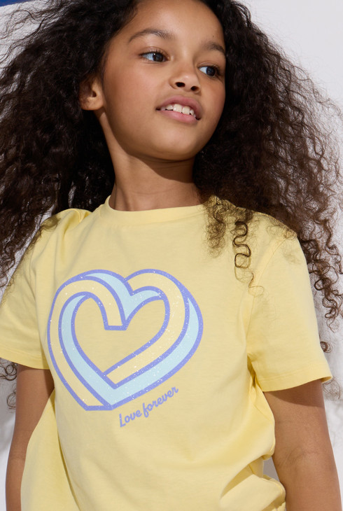 T-shirt gialla a cuori bambina 1