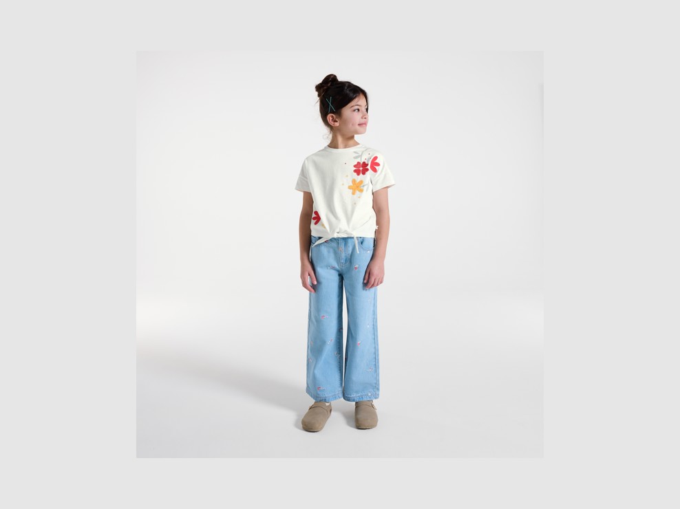 T-shirt bianca con motivo a fiori bambina 1