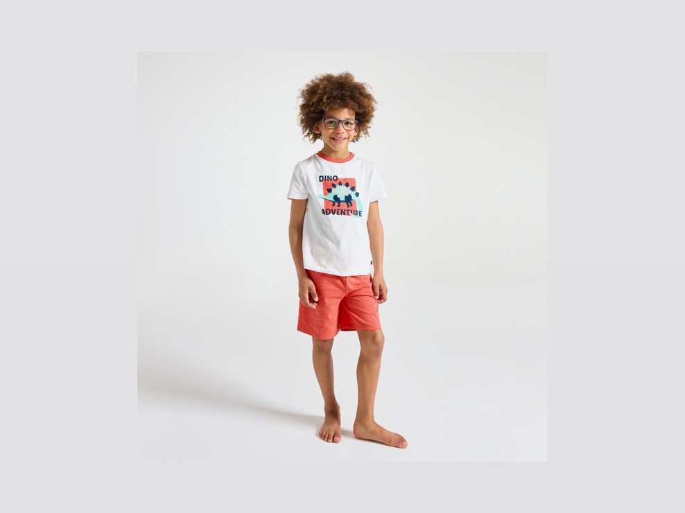 Rode korte pyjama met dinosaurusmotief voor jongens 1