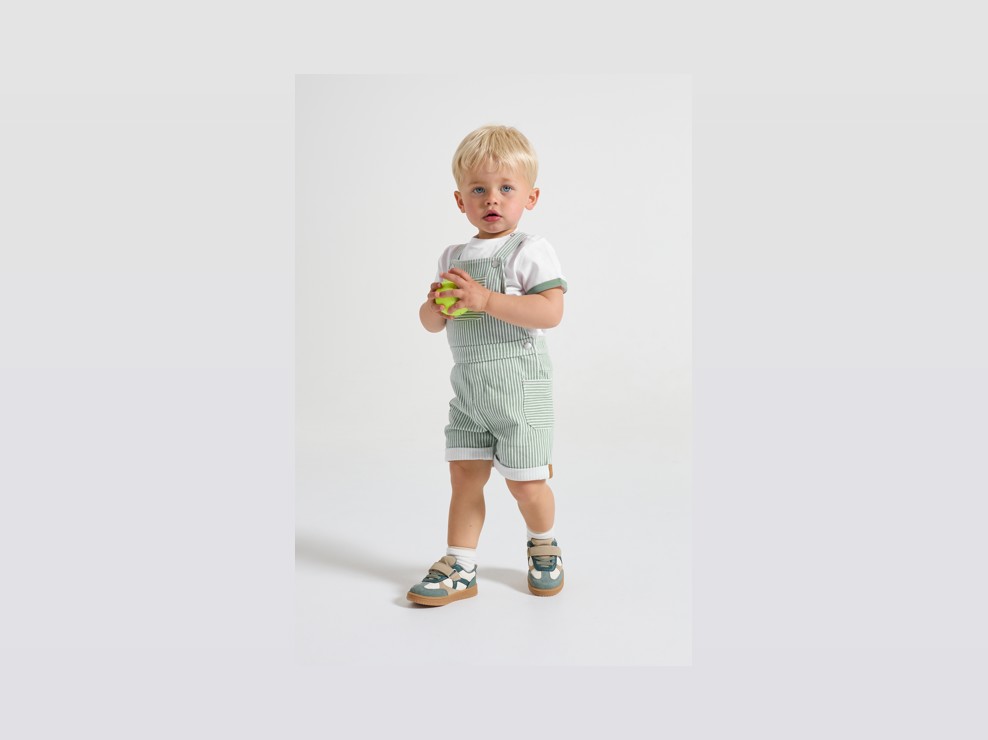 Salopette courte rayée et t-shirt vert bébé garçon 1