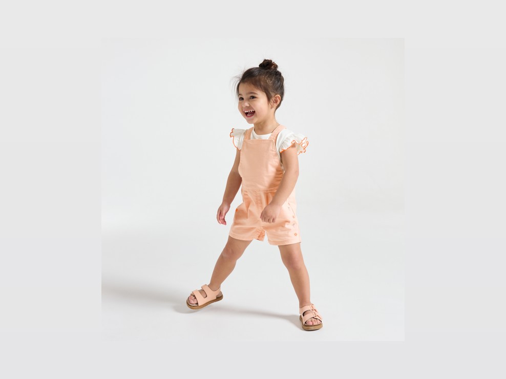 Kurze Latzhose bestickt und T-Shirt rosa Kleinkind Mädchen 1