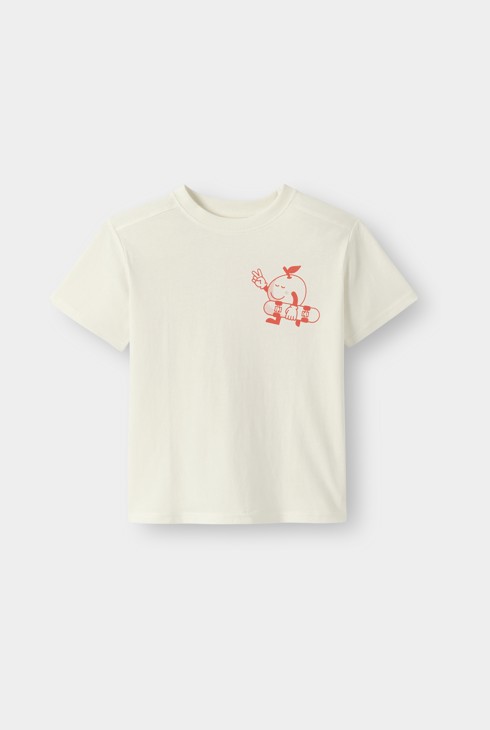 Camiseta blanca amb un disseny de nen 2