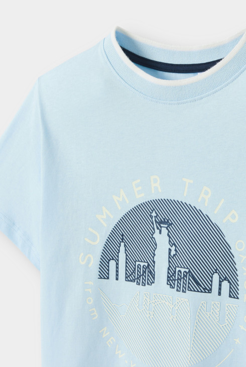 T-shirt bleu clair à motif garçon 2