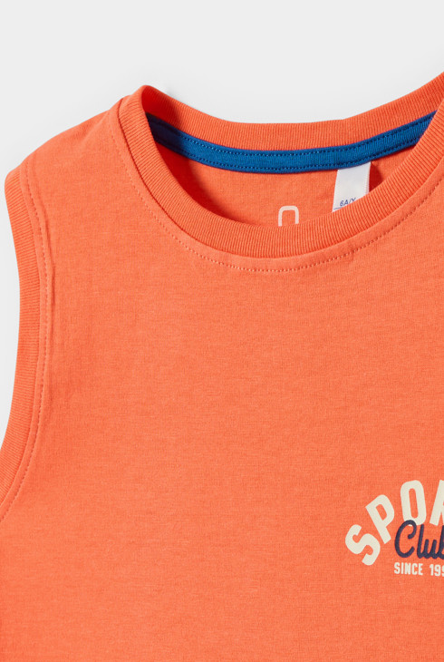 Camiseta sin mangas naranja con mensaje para niño 2