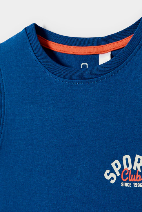 Camiseta sin mangas azul con estampado para niño 2