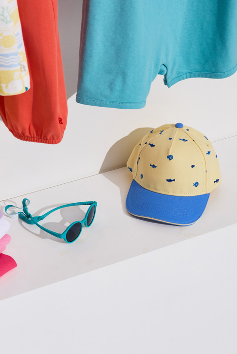 Cappellino giallo con motivo blu per neonato 2
