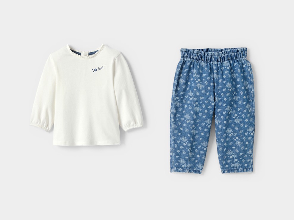 Camicetta in jersey e jeans con motivo bianco per neonata 1
