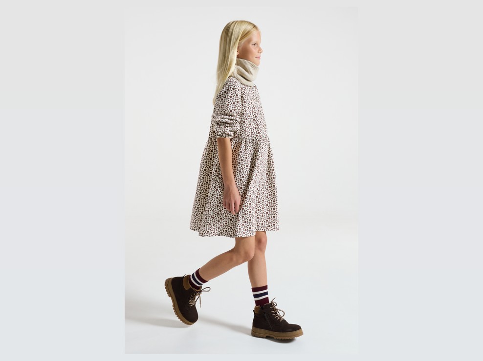 Beiges Samtkleid mit Blumenmuster für Mädchen 1